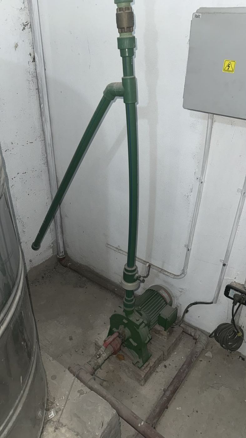 Bomba centrífuga instalada con su cañería y tablero