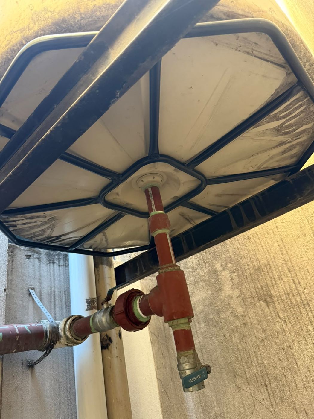 Colector de salida bajo un tanque elevado