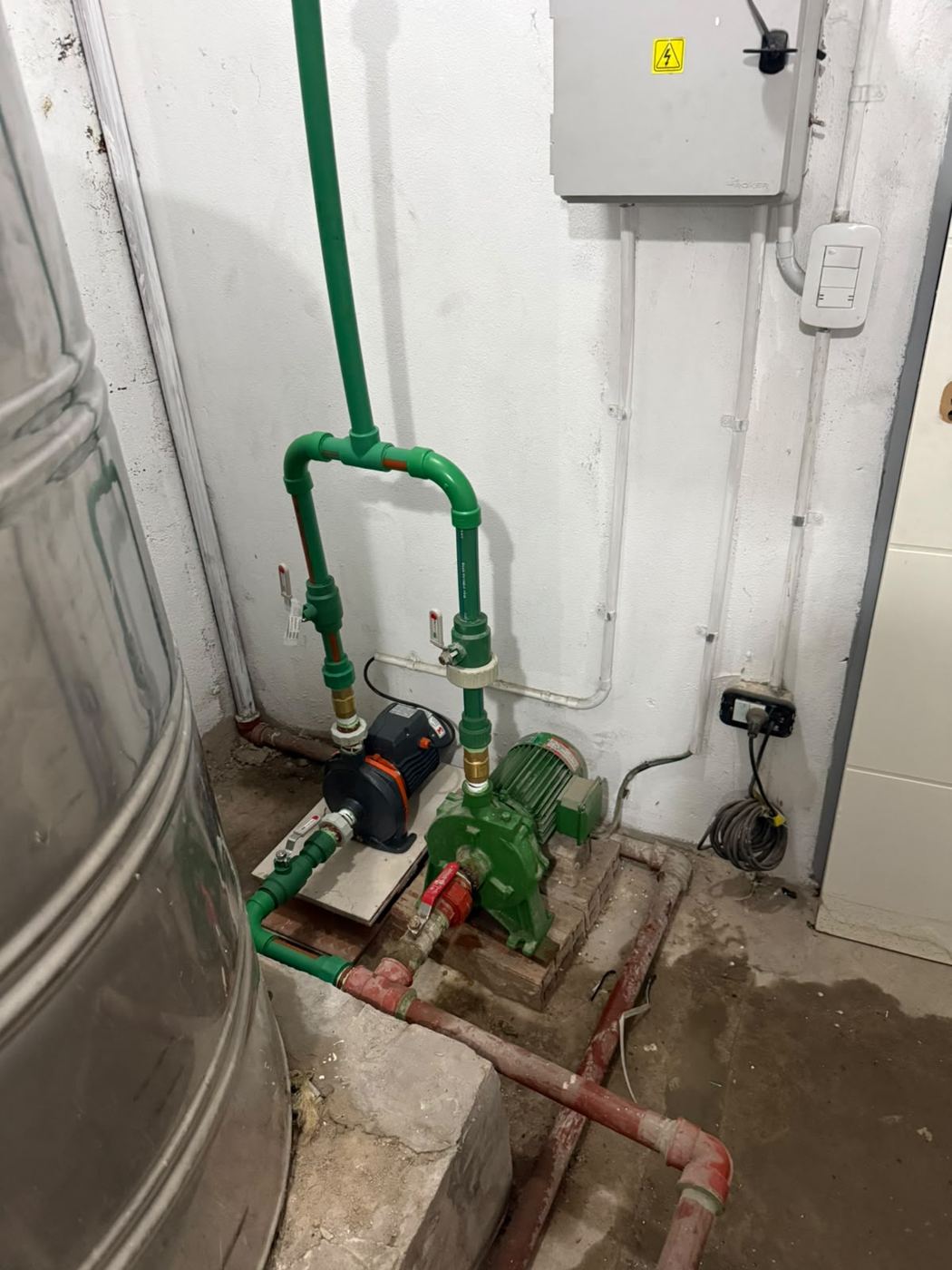 Bombas instaladas junto a un tanque