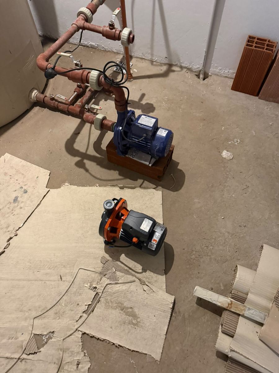 Bombas nuevas listas para instalar junto a la cañería